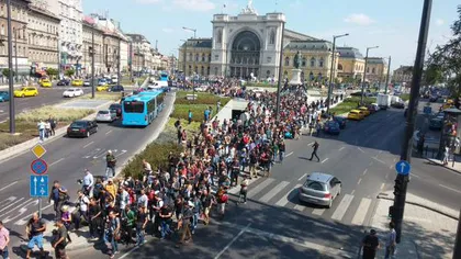 CRIZA IMIGRANŢILOR. Refugiaţii din Ungaria, pe jos spre Austria şi Germania. Un bărbat a murit VIDEO