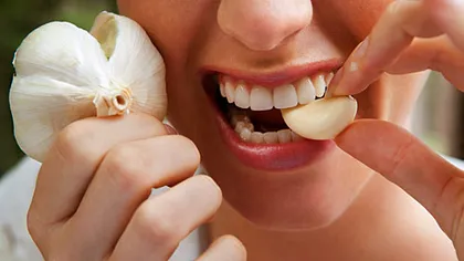 Cum să mănânci usturoi fără să-ţi miroasă apoi gura