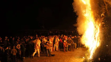 FOCUL LUI SUMEDRU, tradiţie în ajun de SFÂNTUL DUMITRU. Flăcări uriaşe, cântece şi ritualuri de purificare