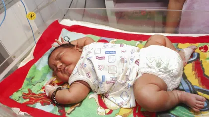 A născut cel mai mare bebeluş din ţară, un băiat de ŞASE KILOGRAME. Cât cântăreşte mama acestuia FOTO
