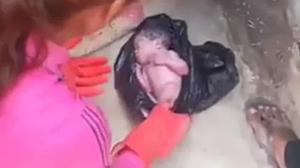 Descoperire cutremurătoare pe stradă. Trecătorii au găsit un bebeluş, abandonat într-o pungă VIDEO