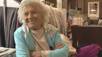 Are 100 de ani şi lucrează 11 ore pe zi, 6 zile pe săptămână. De ce nu vrea femeia să se pensioneze FOTO