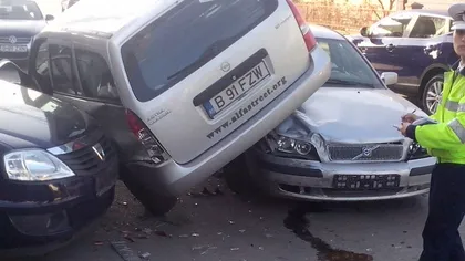 ACCIDENT spectaculos în Alba. Autoturism suspendat pe două roţi, după un impact cu altă maşină FOTO