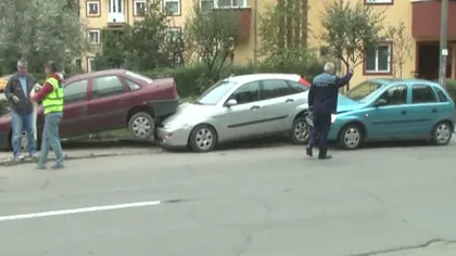 Accident neobişnuit în Reşiţa. O şoferiţă neatentă a transformat trei maşini în piese de domino VIDEO