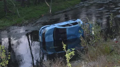 O şoferiţă neatentă a ajuns la spital după ce a căzut cu maşina în râu FOTO