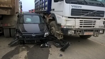 Imagini incredibile: A intrat cu maşina pe autostrada închisă şi a rămas blocat între două basculante VIDEO