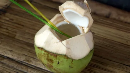 Apa de cocos, licoarea care face minuni pentru sănătate şi siluetă