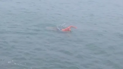 Un bărbat s-a aventurat şi a înotat în apa rece a Mării Negre