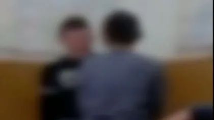 Scenă tragi-comică într-un liceu din Braşov. Un elev este bătut de o profesoară VIDEO