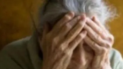 Bătrână lăsată fără banii de înmormântare de două escroace
