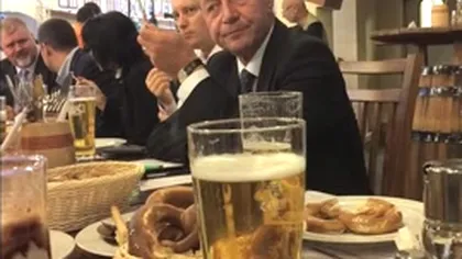 Traian Băsescu şi-a scos colegii de partid la bere, după Congresul PMP