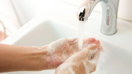Tu te speli CORECT pe mâini? Cinci greşeli care îţi distrug pielea