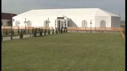 O primărie din Olt a făcut cort de nunţi pe bani europeni VIDEO
