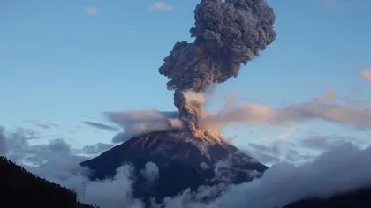 Ecuador: Vulcanul Cotopaxi erupe din nou. Coloana de cenuşă a ajuns la 2000 de metri înălţime VIDEO