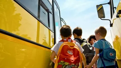 Elevii care învaţă în şcolile şi liceele private vor avea transport GRATUIT pe tot parcursul anului. Legea, promulgată de preşedinte