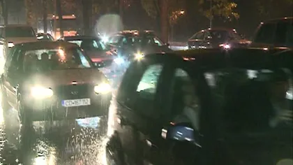 Prăpăd în trafic, sute de maşini blocate. Capitala a fost paralizată din cauza ploii