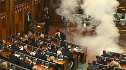 Kosovo: Protest violent, cu gaze lacrimogene, în Parlament VIDEO