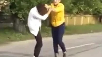Cum se bat fetele la ţară: Scandalul dintre două tinere din Dâmboviţa a devenit viral. VIDEO