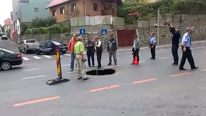 PERICOL în Sibiu. Un CRATER de un metru s-a format pe o stradă în centrul oraşului VIDEO
