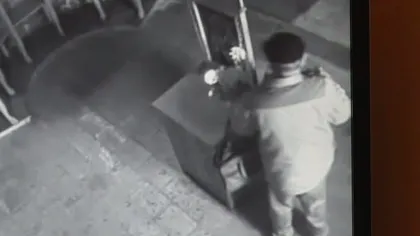 INFRACTOR la 73 de ani. Un bătrân a furat din CUTIA MILEI. VIDEO