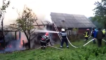 Incendiu puternic într-o gospodărie din Bistriţa Năsăud. Proprietara a ajuns la spital