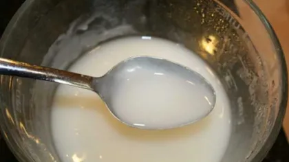 A pus bicarbonat de sodiu şi l-a dizolvat în lapte fiert. Ce a tratat cu acest amestec?