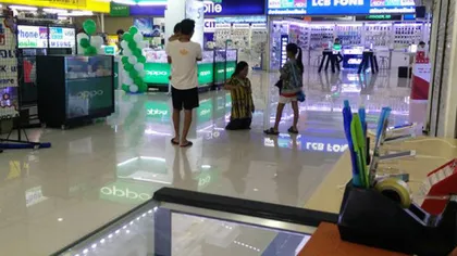 UMILITOR: O mamă în genunchi la mall pentru a-i cere fiicei iertare că nu-i cumpără un smartphone