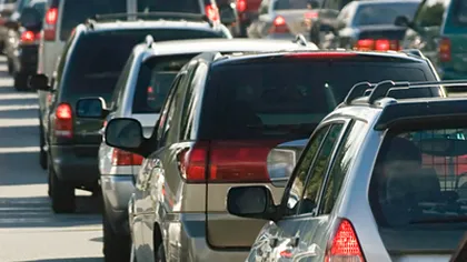 Aproape o jumătate de milion de maşini intră zilnic în Bucureşti