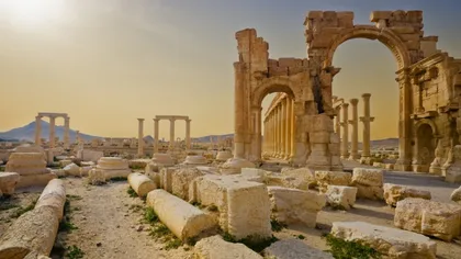 Execuţii jihadiste la Palmira: Au legat trei persoane de o coloană antică şi apoi au detonat-o