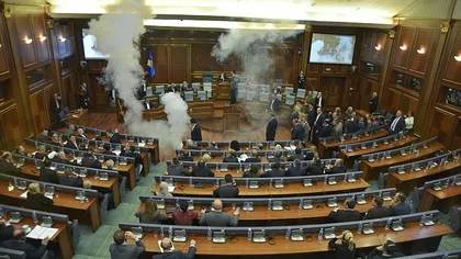 Parlamentul din Kosovo devine teatru de luptă între aleşi