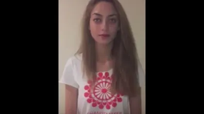 O tânără de etnie romă din Botoşani a ajuns cunoscută după ce a postat un clip pe Internet VIDEO