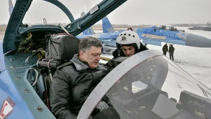 S-a luat după Putin. Poroşenko a zburat cu un bombardier Suhoi în faţa camerelor de filmat VIDEO