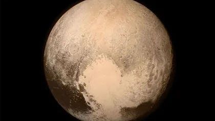 Descoperire fascinantă făcută pe planetă Pluto. Cerul este albastru, iar apa...