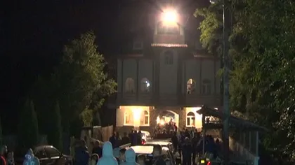Scandal în Argeş. Peste o sută de enoriaşi protestează în faţa bisericii VIDEO