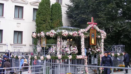 O sută de mii de credincioşi s-au închinat deja la moaştele Sfintei Parascheva, la Iaşi. Timpul de aşteptare ajunge la opt ore