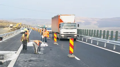 Constructorul Autostrăzii Orăştie - Sibiu, obligat să demoleze şi să refacă tronsonul pe care au apărut fisuri