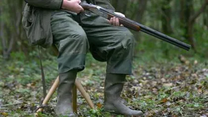 Vânători italieni veniţi să împuşte ciocârliile din pădurile Brailei. Pasările erau ameţite cu un dispozitiv
