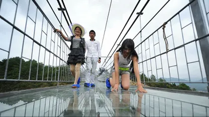 Clipe de groază! Podul de sticlă de la 180 de metri altitudine s-a crăpat sub un turist