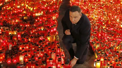 Preşedintele Poloniei, Andrzej Duda, a depus o coroană de flori la locul tragediei de la club Colectiv. FOTO
