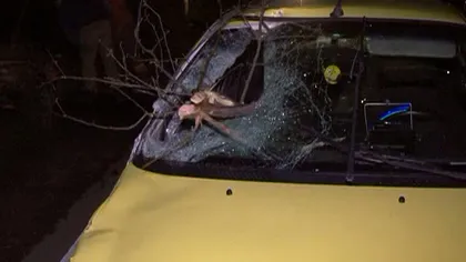 Accident grav în Suceava. Un taxi a intrat într-o căruţă: pasagera a fost străpunsă de un lemn