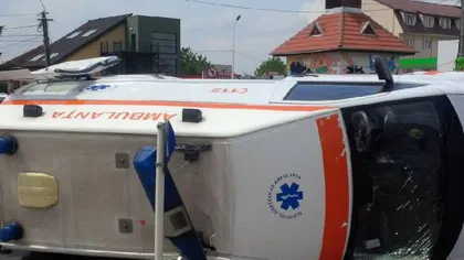 O ambulanţă aflată în misiune s-a ciocnit cu un microbuz, în Arad. Două persoane, RĂNITE