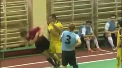 Atacul nebun al unui fotbalist rus. I-a dat un pumn arbitrului, după ce a primit cartonaş roşu VIDEO