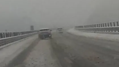 Accident pe Autostrada Transilvania. Două maşini au ajuns în parapet, carosabilul era acoperit de zăpadă FOTO