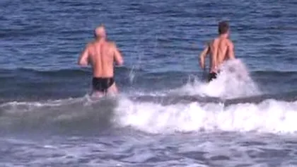 Pe litoral a fost atât de cald încât constănţenii au făcut baie în mare VIDEO