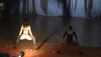 SHOW EROTIC la Balul Bobocilor în Mioveni. Două dansatoare s-au mişcat lasciv în faţa elevilor VIDEO