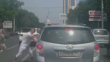 Bătaie în trafic. Un şofer loveşte violent, iar reacţia victimei este incredibilă VIDEO
