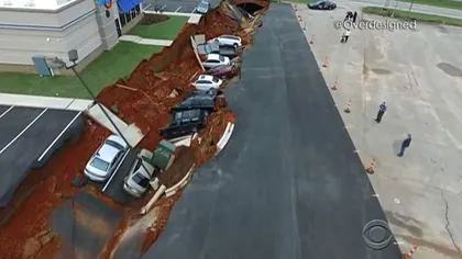IMAGINI HORROR. Maşini înghiţite de o groapă URIAŞĂ în asfalt VIDEO