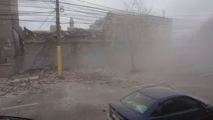 Panică în Constanţa. Peretele unei clădiri vechi s-a prăbuşit în plină stradă VIDEO