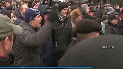 Violenţe la Chişinău. Un ministru şi mai mulţi jurnalişti au fost îmbrânciţi de protestatari GALERIE FOTO VIDEO