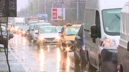 TRAFIC de COŞMAR în Capitală din cauza vremii: Bulevarde blocate, cozi kilometrice de maşini, trotuare inundate VIDEO